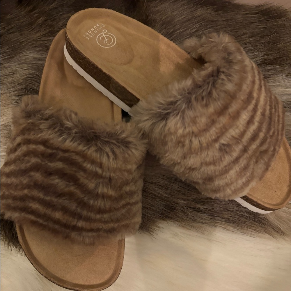 BNIB BY CHINESE LAUNDRY FURRY STRIPED BROWN SANDALS